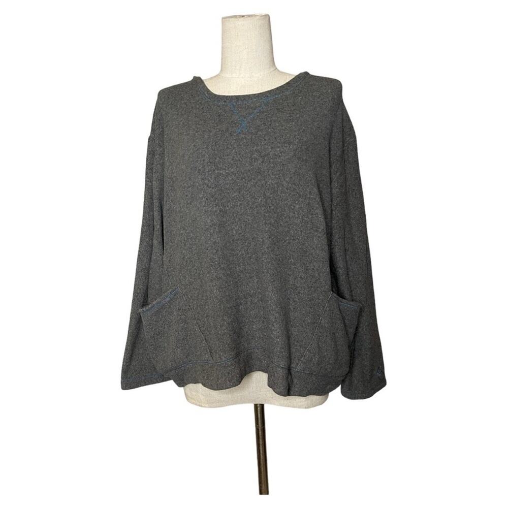 Cuddl Duds gray crew neck fleece oversized top with front pockets.